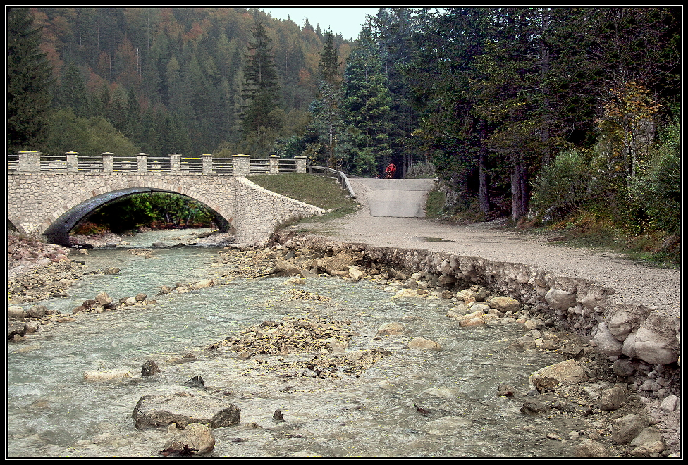 Most přes řeku Pišnicu drží
