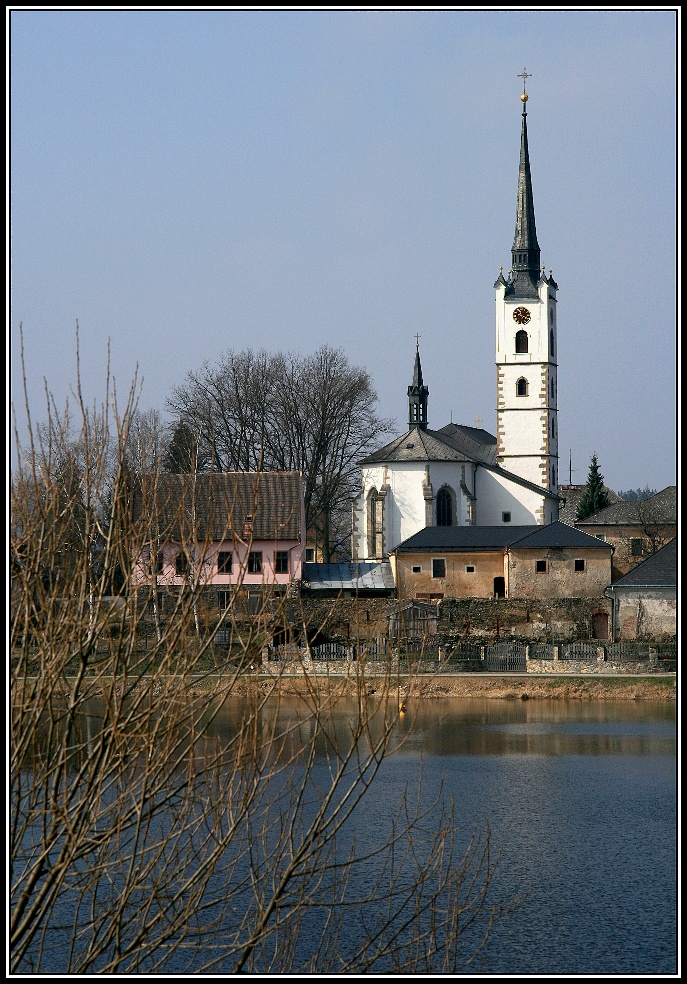 Špičatá věž kostela
