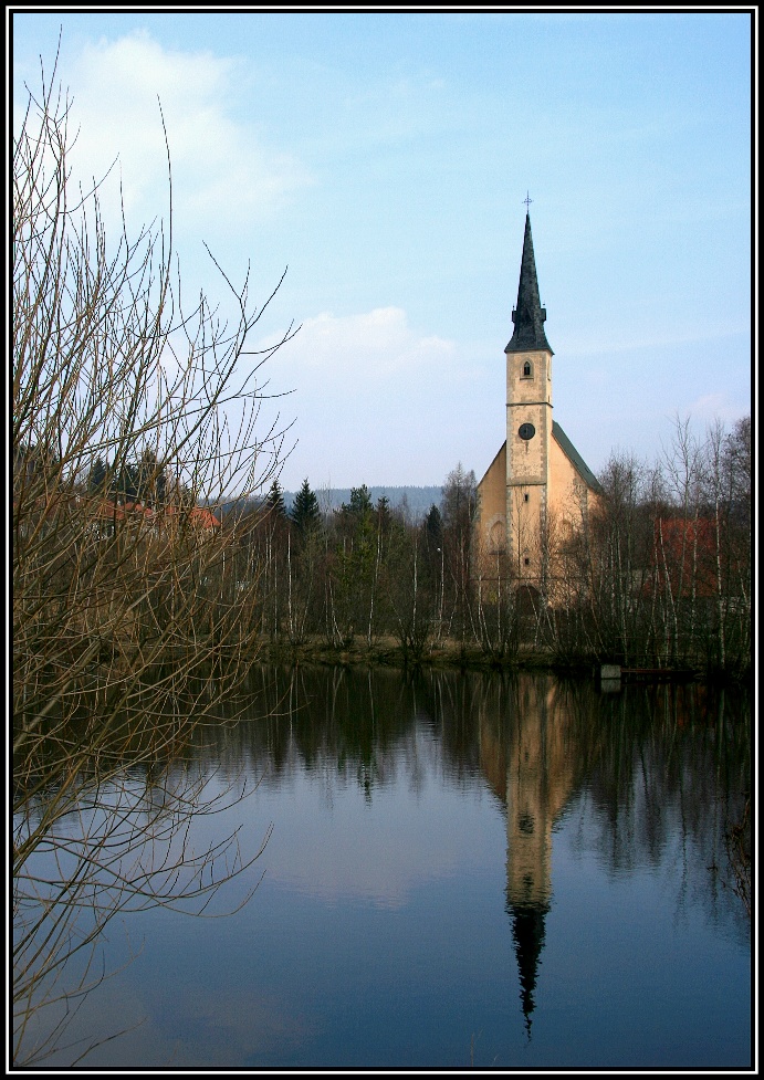 Kostel s rybníkem